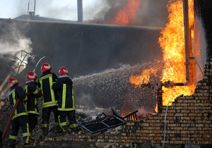 آتش سوزی مهیب در شهرک صنعتی ساری مهار شد/خسارت ۱۵ میلیاردی آتش به کارخانه فوم
