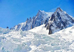 کشف جسد کوهنورد مفقود شده در میان یخ و سنگ + فیلم