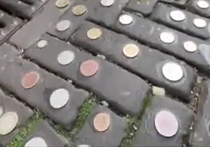 سکه ایرانی در سنگفرش خیابانی در لاهه هلند + فیلم