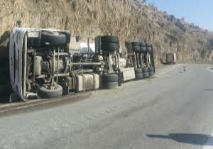 واژگونی تانکر حامل بنزین در جاده دیهوک- فردوس