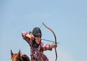 حضور بانوی کمانگیر روی اسب کُرد در جشنواره فرهنگی قزاقستان