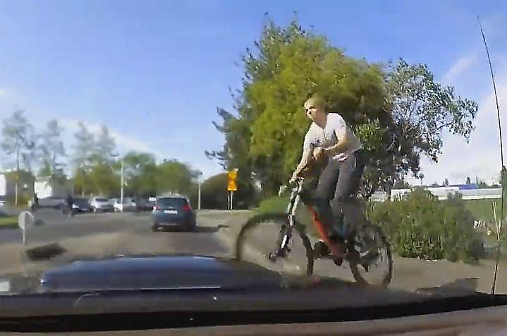 پرش ناگهانی دوچرخه‌سوار وسط خیابان +فیلم