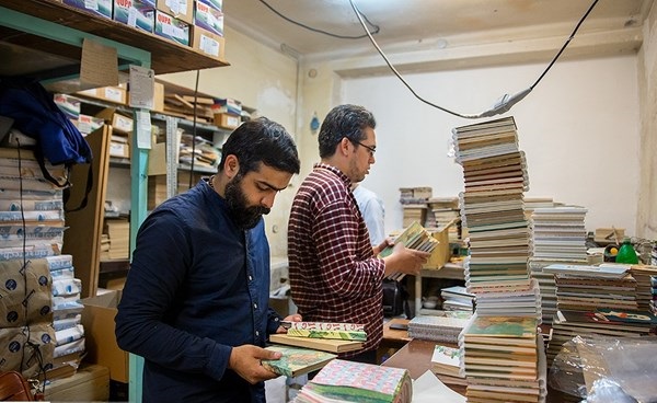 کارآفرینی زوج اردیبهشتی دفترفروش/ خانم چادری و همسرش که هدایای عروسی را صرف کار فرهنگی کردند