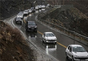 ترافیک عادی و روان در جاده‌های منتهی به شمال/ بارندگی در جاده سوادکوه