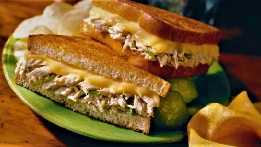طرز تهیه یک ساندویچ خوشمزه با ماهی تن
