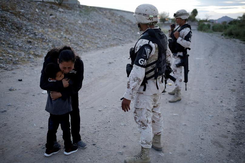 تصاویری تکان‌دهنده از التماس مادر گواتمالایی به سرباز مسلح در مرز مکزیک و آمریکا