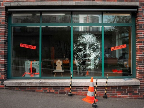 هنرمندی که با شیشه های شکسته هنر خود را به نمایش می گذارد+تصاویر