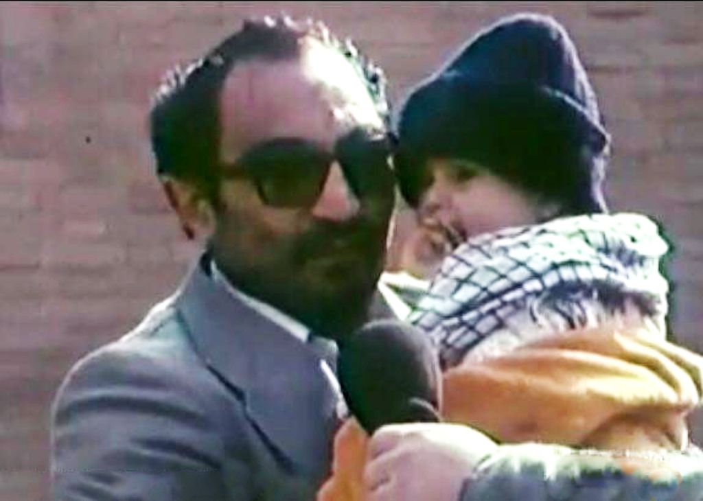 فرزند سرکرده منافقین در آغوش شهید لاجوردی! +فیلم