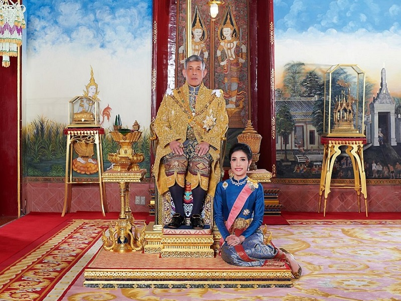 زندگی عجیب پادشاه تایلند/ از ازدواج با بادیگارد شخصی تا انتشار عکسی که سایت دربار را مسدود کرد