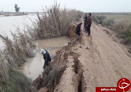 زمین‌های کشاورزی سیل زدگان خوزستان همچنان زیر آب/ وزارت راه و شهرسازی در ساخت راه‌ها ضعیف عمل کرده است