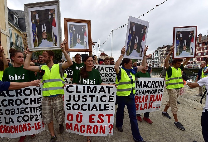 تصاویر وارونه مکرون در دست معترضان فرانسوی+ تصاویر