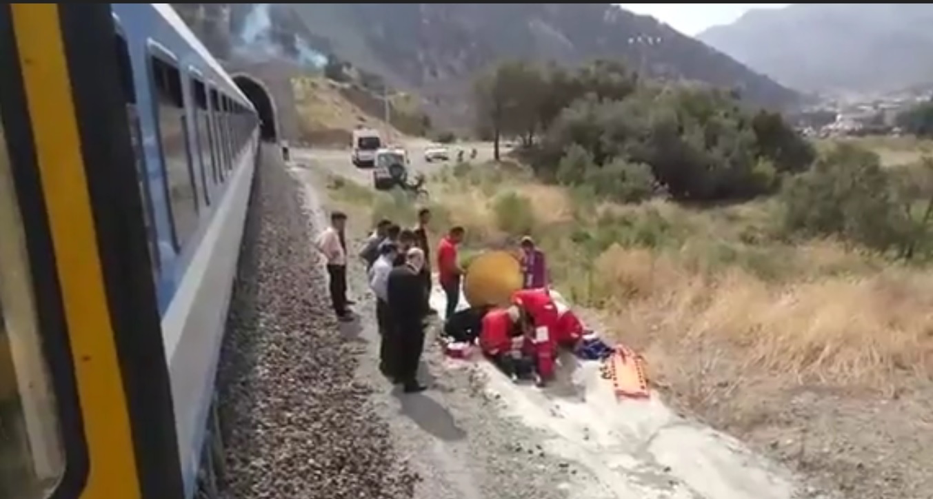 حادثه در ریل قطار رشت به تهران برای یک خانم عکاس + فیلم