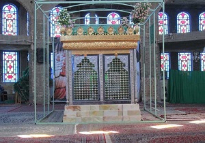 ستون‌های اطراف امامزاده سید ابوالقاسم تفت آیینه کاری می‌شود