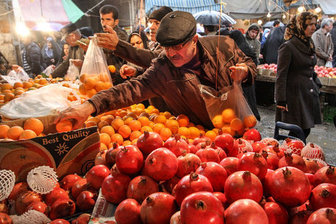 ثبات قیمت انار و خرمالو در شب یلدا/اختلاف ۵۰ تا ۱۰۰ درصدی قیمت میوه در سایه کمبود نظارت دستگاه متولی