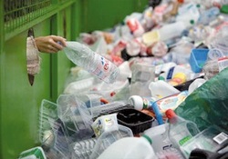 استفاده خلاقانه از بطری‌های پلاستیکی به‌ عنوان یک نگهدارنده قوی + فیلم