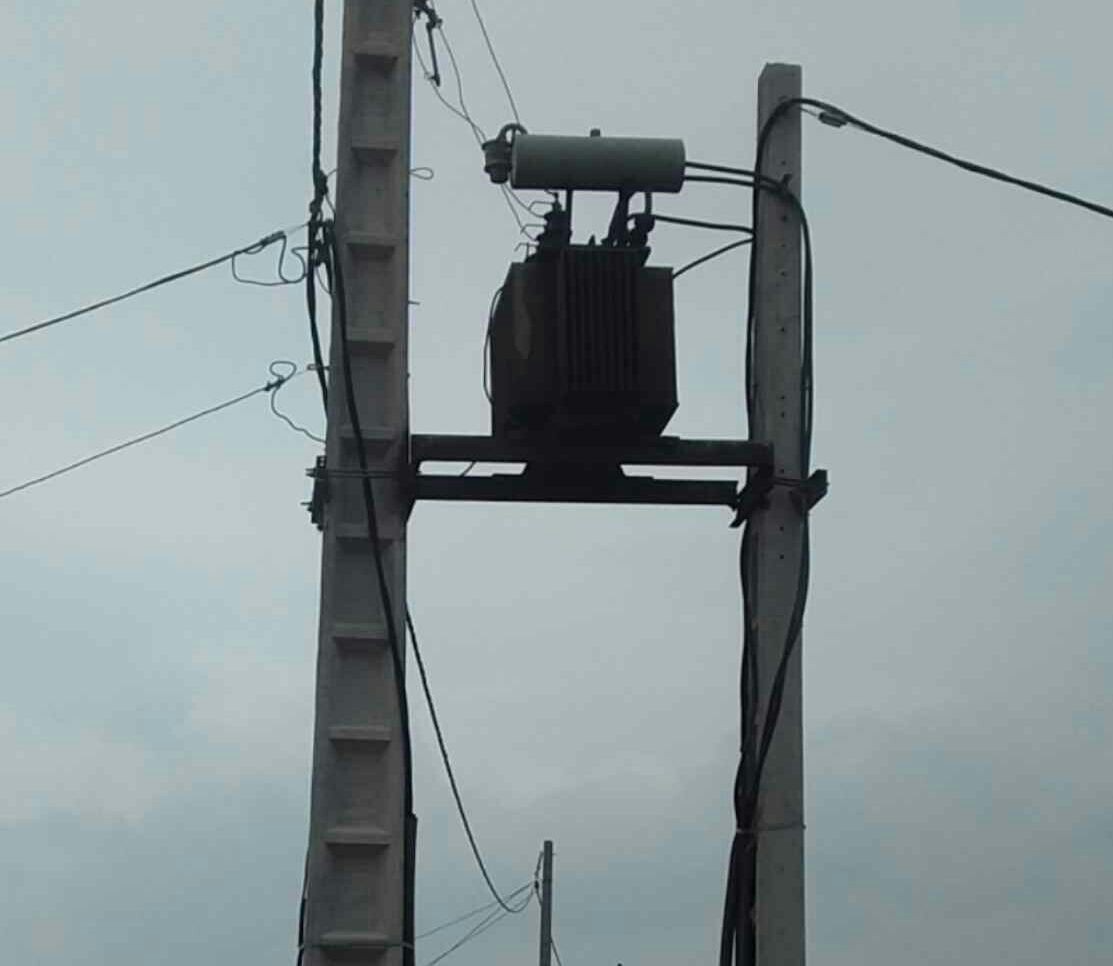 اتصالی ترانس برق یک روستا را در خاموشی فرو برد