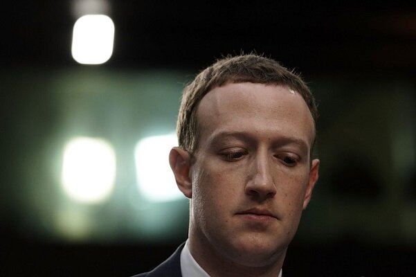 هیچ کس از «مارک زاکربرگ» خوشش نمی‌آید/ سیر نزولی سهام فیس بوک