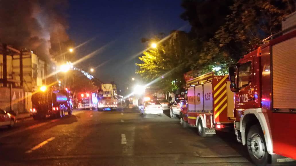 آتش سوزی گسترده در انبار لباس در چهارراه استانبول+ فیلم