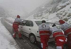 ۱۰ خودروی گرفتار در برف محور شاهرود - توسکستان امدادرسانی شد