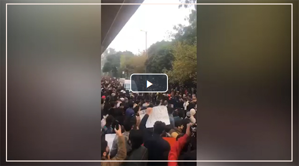 اقدام متمدنانه دانشجویان معترض هندی در خیابان