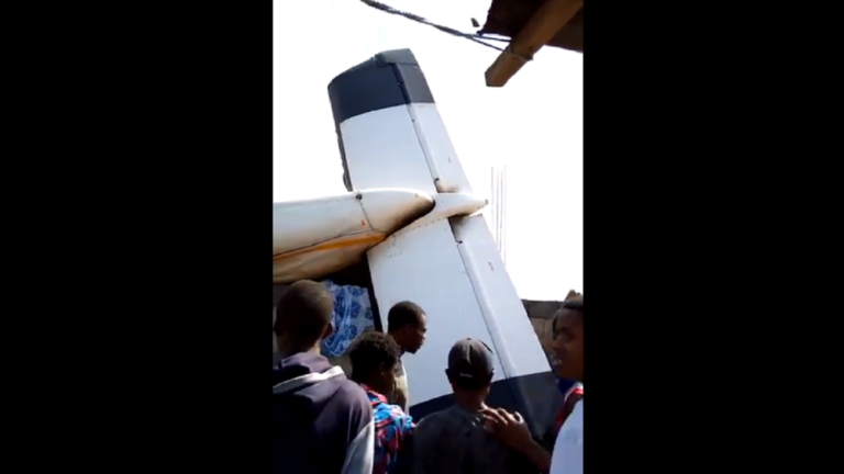 سقوط هواپیما روی ساختمان‌های مسکونی