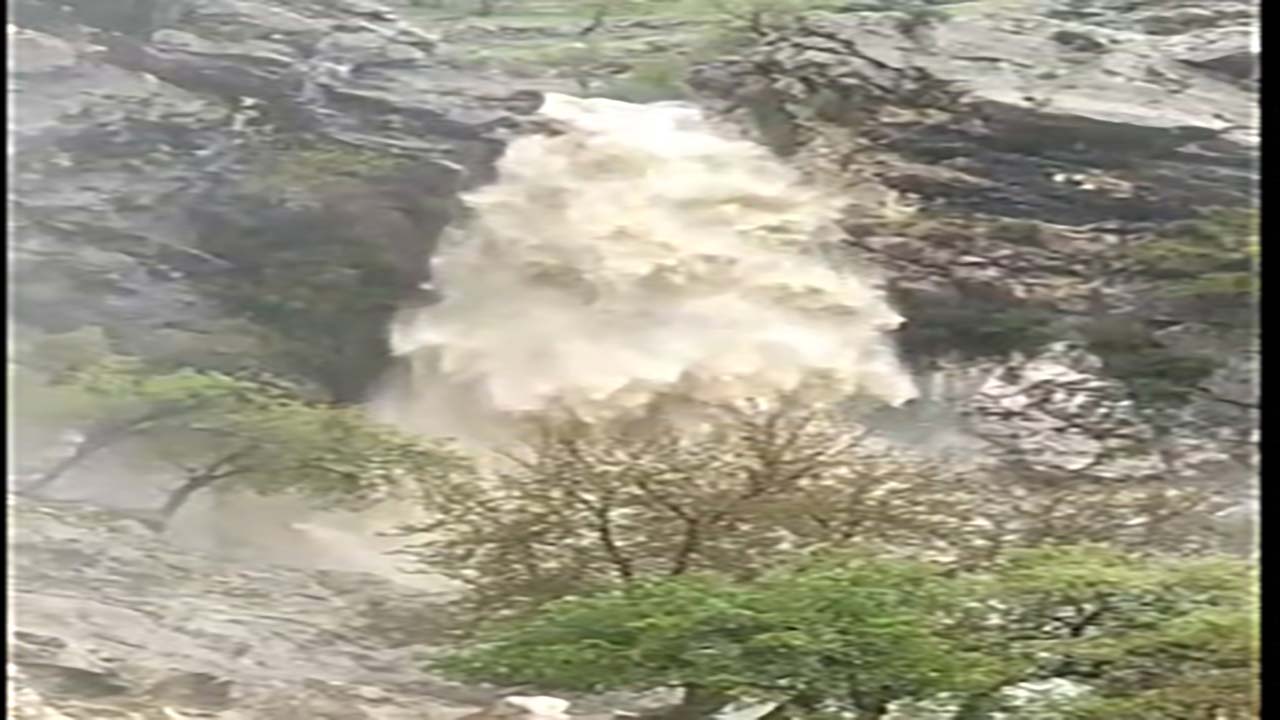 جاری شدن آبشار فصلی در روستای قلعه ممبی + فیلم