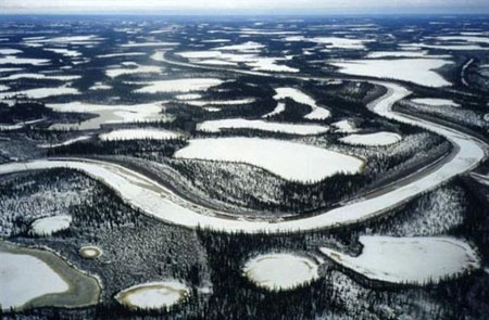 رودخانه‌ای که در زمستان تبدیل به جاده می‌شود+ تصاویر