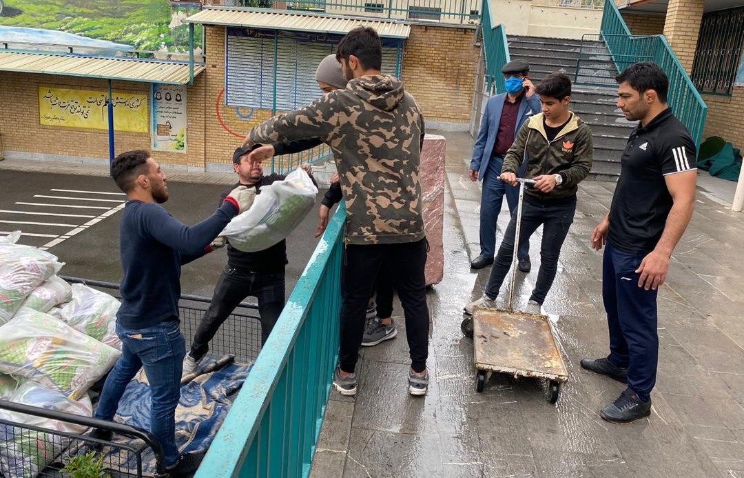 حمایت کشتی گیران تهرانی از خانواده‌های بدون پس انداز+ تصاویر