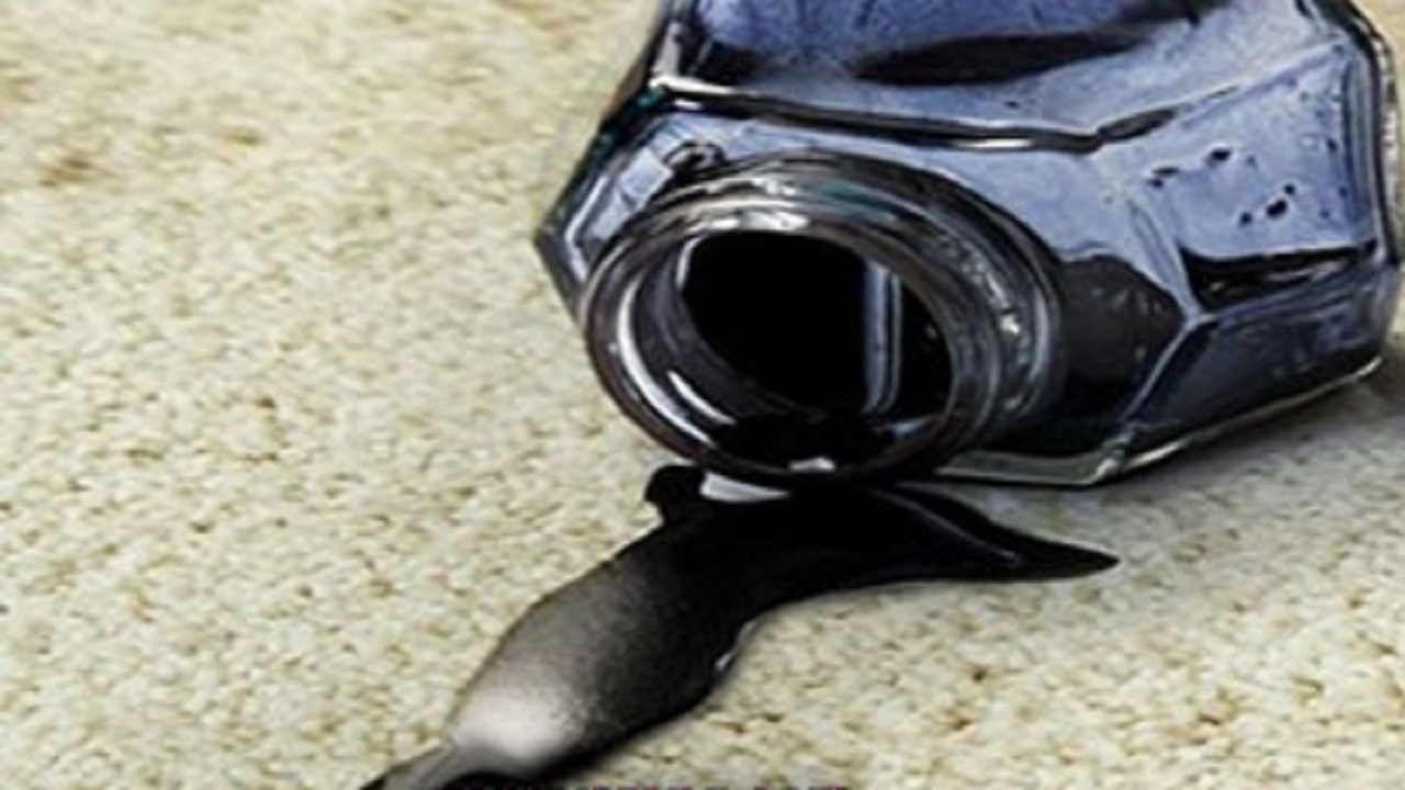 پاک کردن لکه جوهر از روی فرش با ۴ روش کاربردی
