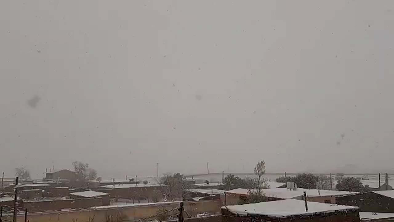 بارش برف در روستای همت‌آباد + فیلم