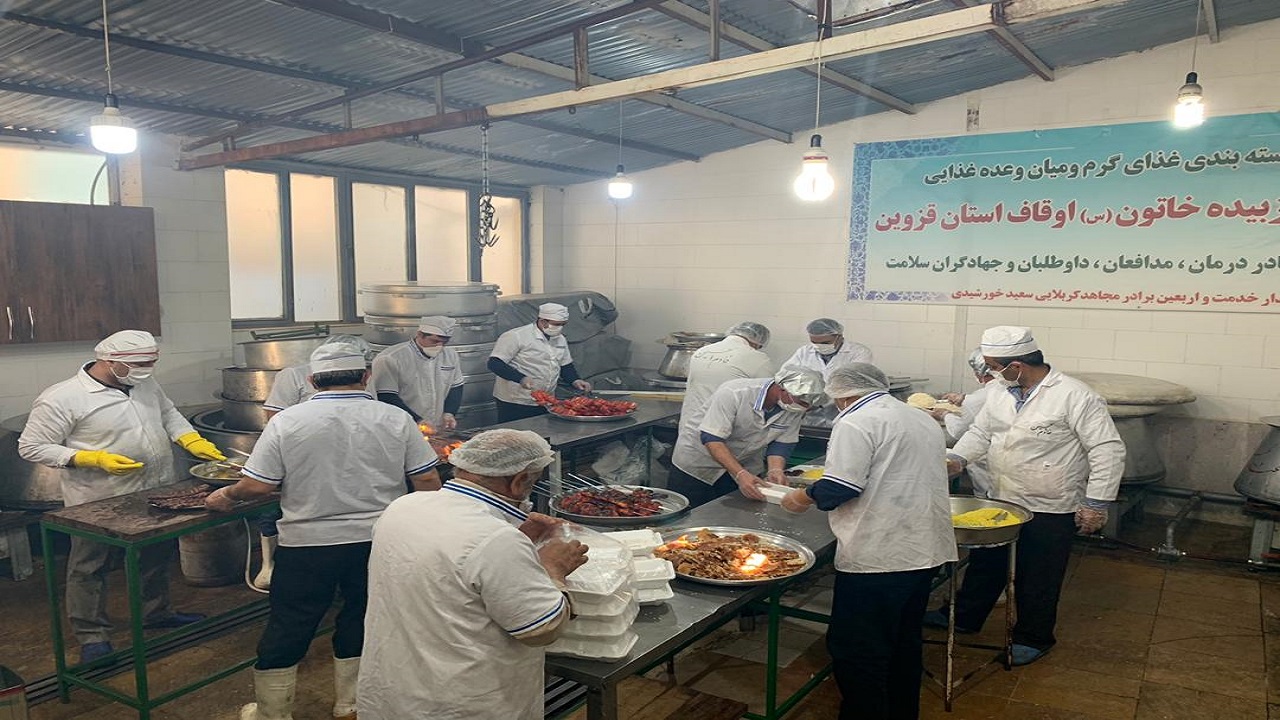 طبخ و توزیع ۱۲ هزار وعده غذایی بین مدافعان سلامت قزوین