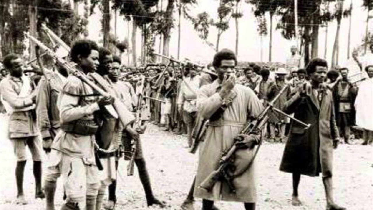 کارگرانی که سربازان تا دندان مسلح استعمار را به خاک و خون کشیدند