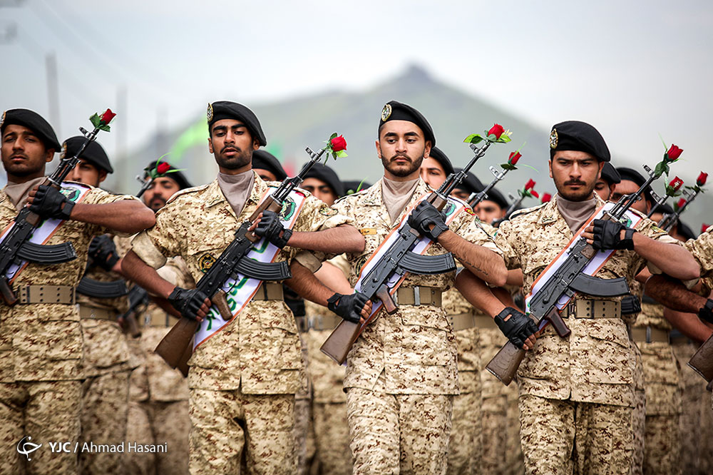 تصویری دیده نشده از رهبر انقلاب با لباس ارتش جمهوری اسلامی ایران