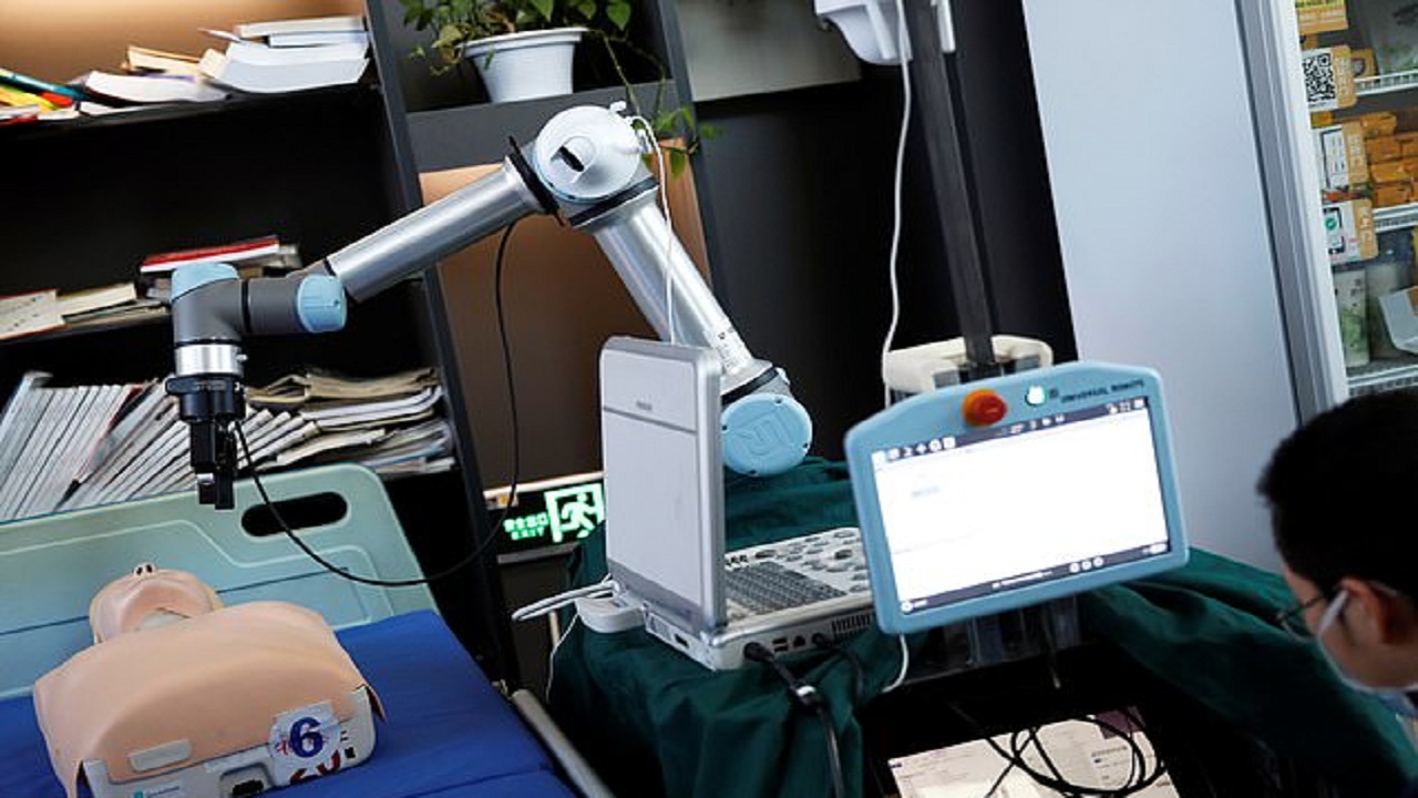 ربات هوشمند چینی به کمک کادر درمانی مقابله با کرونا می‌شتابد