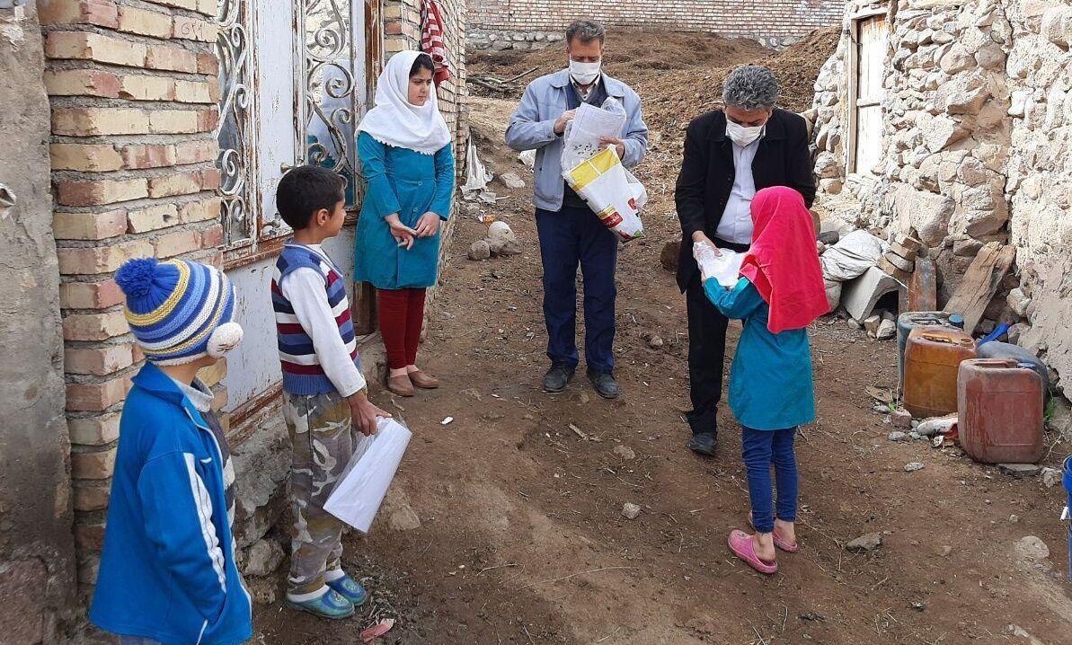 توزیع درسنامه برای دانش آموزان مدارس روستایی و عشایری در آذربایجان‌شرقی
