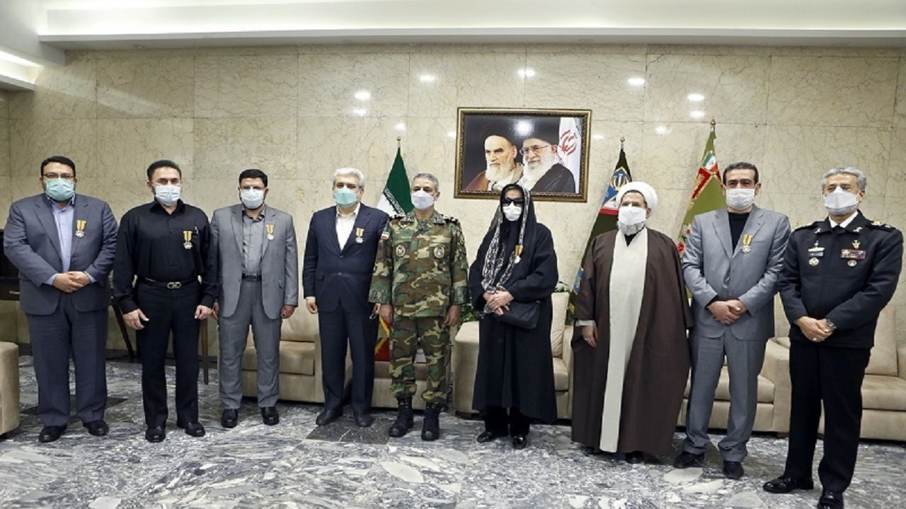 نشان فداکاری به فرماندهان شهید ارتش اهدا شد