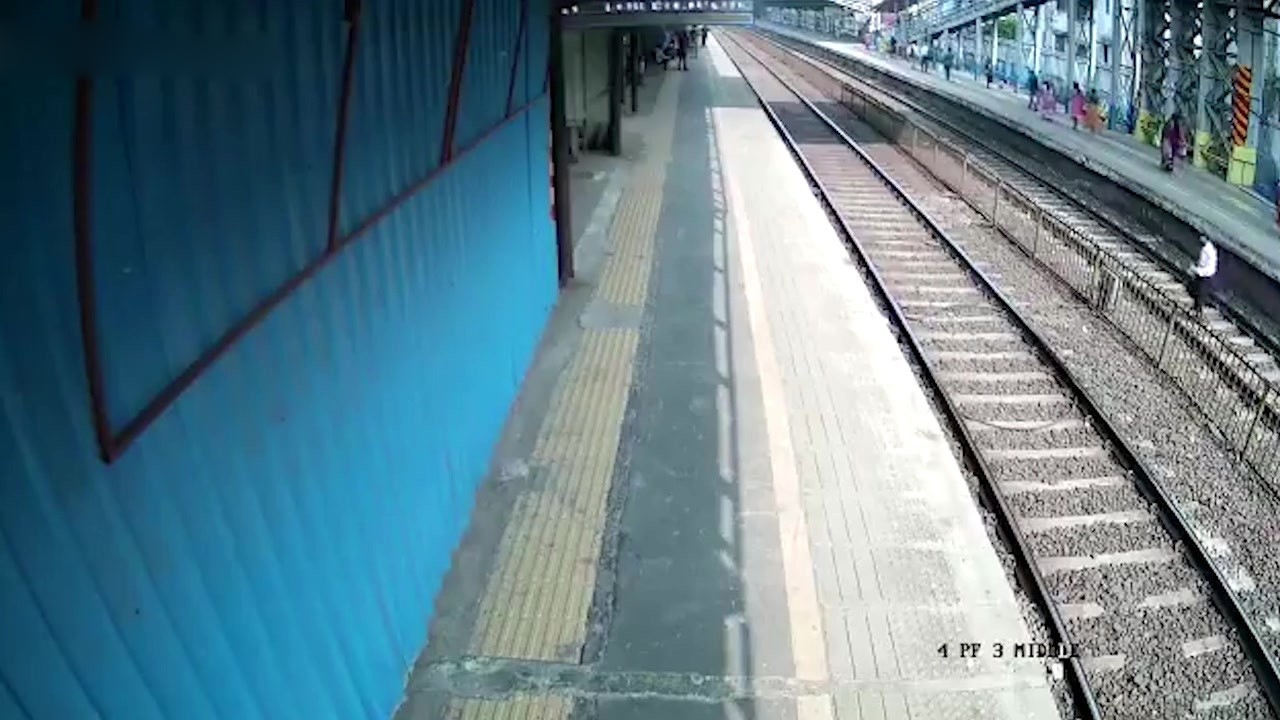 اقدام خطرناک یک مرد هندی در عبور از مقابل قطار + فیلم