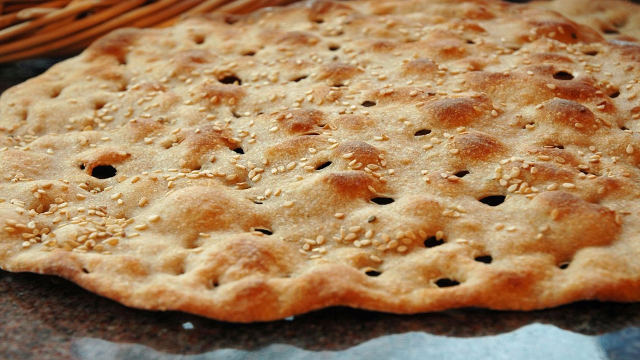 توزیع بیش از یک هزار قرص نان سنگک در شیراز