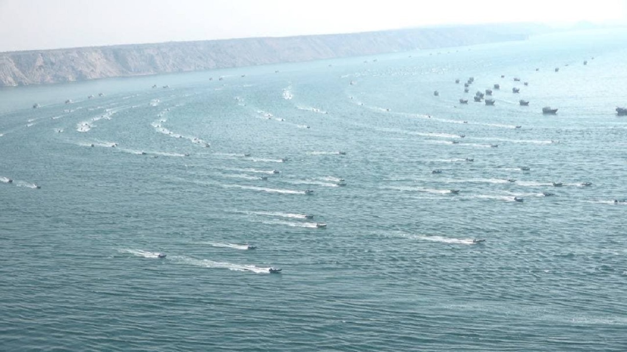 برگزاری رژه بزرگ شناوری بسیج دریایی در سواحل بندر عسلویه