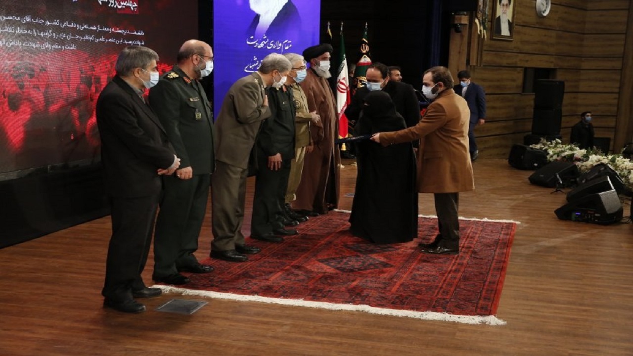 لوح نشان درجه یک «نصر» به خانواده شهید فخری‌زاده اهدا شد
