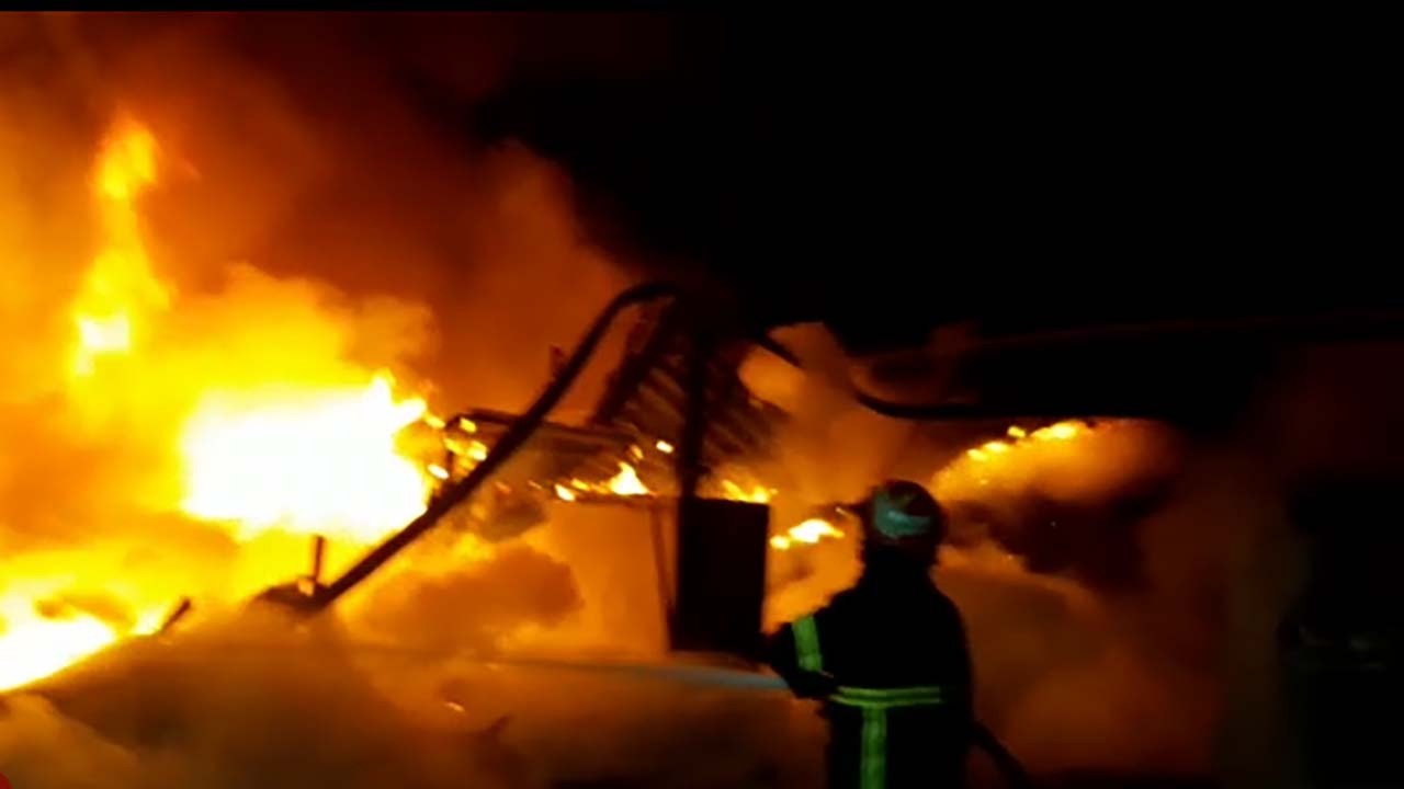 آتش‌سوزی تولیدی مبل در سلماس + فیلم