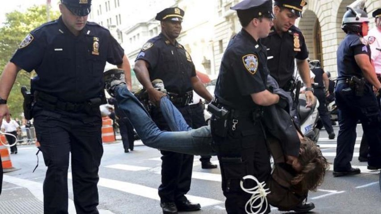 تعلیق افسر آمریکایی که یک زن را در اعتراضات مقابل کنگره هدف گرفته بود