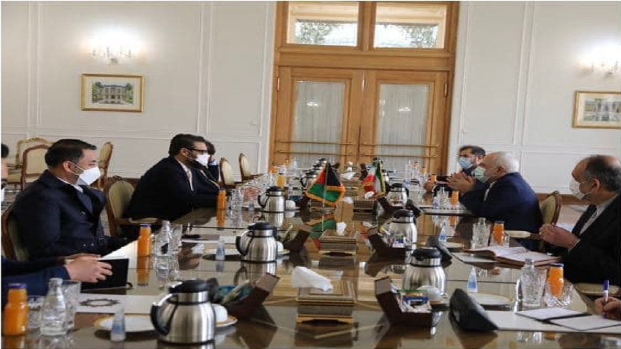 مشاور امنیت ملی رئیس جمهور افغانستان با ظریف دیدار کرد