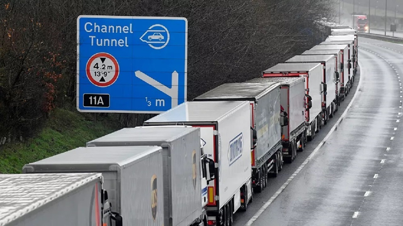 صف طولانی کامیون‌ها در مرز‌های انگلیس در پی شیوع کرونای جدید