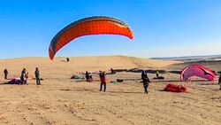 پرواز پاراگلایدرها در آسمان + فیلم