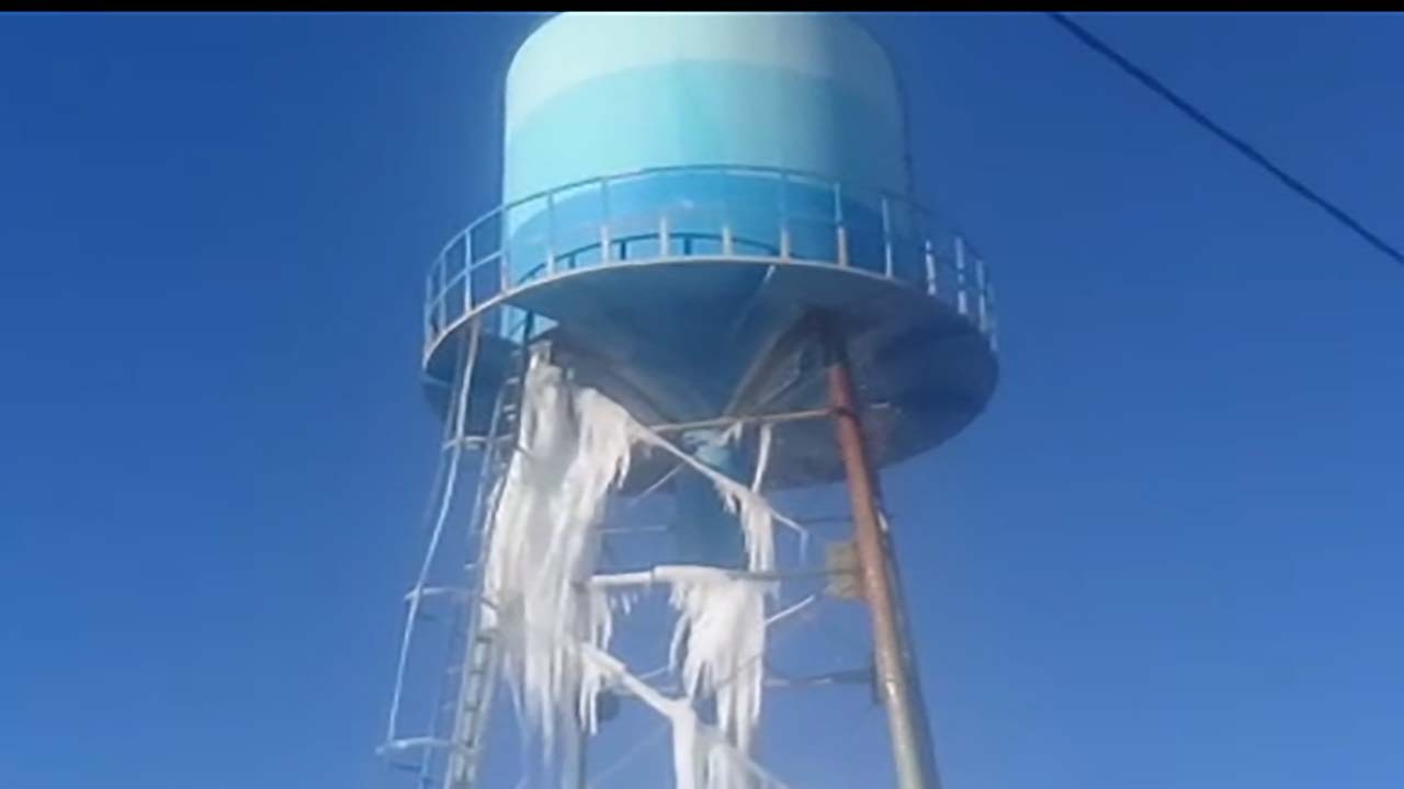 یخ‌زدن منبع آب در روستای وزیرآباد + فیلم