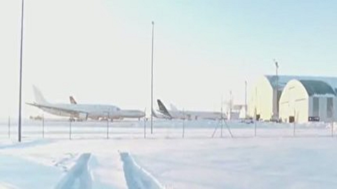 عملیات برف روبی در فرودگاه بین المللی تروئل در منطقه آراگون در شرق اسپانیا + فیلم