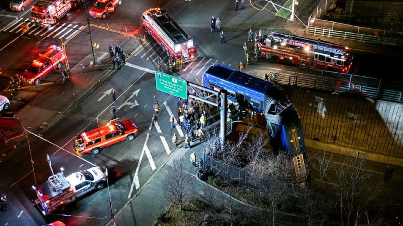 سقوط یک دستگاه اتوبوس از روی پلی در نیویورک