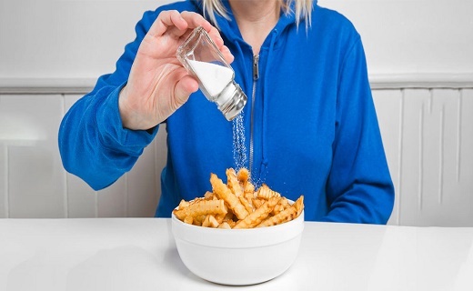 مواد غذایی مفید برای سردرد مجله سلامت عوامل سردرد چیست عامل سردرد درمان سردرد چه خوراکی هایی باعث سردرد میشود
