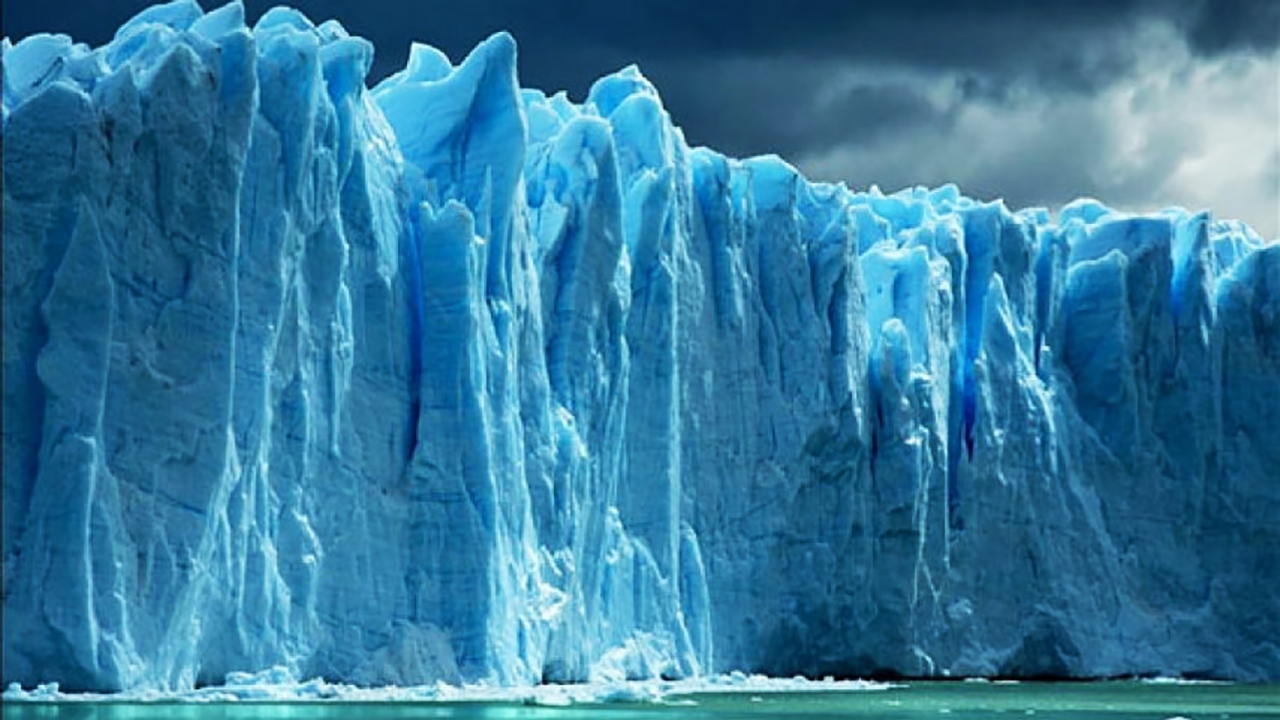 متلاشی شدن کوه یخی غول پیکر در اقیانوس اطلس + فیلم